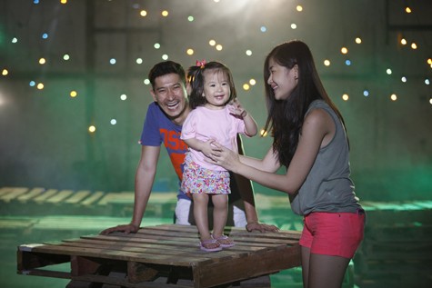 MC Huy Khánh cũng dẫn vợ con đến thăm Ya Suy, khi anh thực hiện những cảnh quay cho MV của mình.
